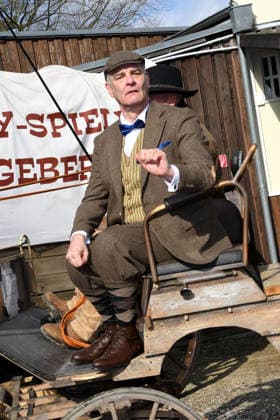 Heinrich Schafmeister ist der neue Gaststar der diesjaehrigen Karl May Festspiele. Bei der heutigen Vorstellung am 27.02.2026 in der Kulisse in der Kalkberg-Arena in Bad Segeberg zeigte sich der beliebte TV Star in seinem originalen Rollen-Outfit. Ab dem 27.Juni 2026 steht der Schauspieler in dem Stueck Im Tal des Todes als Sir John Raffley auf der Freilichtbuehne in Bad Segeberg Heinrich Schafmeister, Isabel Varell & Florian Fitz - Vorstellung der Gaststars bei den Karl May Festspielen 2026 in Bad Segeberg