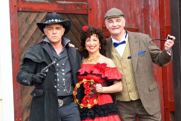 Florian Fitz, Isabel Varell und Heinrich Schafmeister sind die neuen Gaststars der diesjaehrigen Karl May Festspiele in Bad Segeberg. Bei der heutigen Vorstellung am 27.02.2026 in der Kulisse in der Kalkberg-Arena zeigten sich die TV Stars in ihren originalen Rollen-Outfits. Ab dem 27. Juni 2026 stehen sie dann gemeinsam in dem Stueck Im Tal des Todes auf der Freilichtbuehne in Bad Segeberg Heinrich Schafmeister, Isabel Varell & Florian Fitz - Vorstellung der Gaststars bei den Karl May Festspielen 2026 in Bad Segeberg