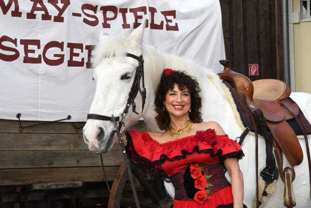 Isabel Varell als neuer Gaststar der diesjaehrigen Karl May Festspiele. Bei der heutigen Vorstellung am 27.02.2026 in der Kulisse in der Kalkberg-Arena in Bad Segeberg zeigte sich der TV Star in ihrem original feurigen Flamenco Rollen-Kleid. Ab dem 27.Juni 2026 steht die Schauspielerin in dem Stueck Im Tal des Todes als Senorita Miranda auf der Freilichtbuehne in Bad Segeberg Heinrich Schafmeister, Isabel Varell & Florian Fitz - Vorstellung der Gaststars bei den Karl May Festspielen 2026 in Bad Segeberg