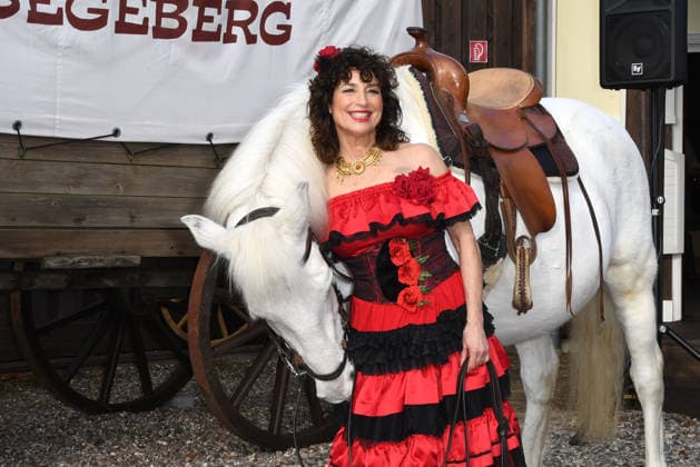 Isabel Varell als neuer Gaststar der diesjaehrigen Karl May Festspiele. Bei der heutigen Vorstellung am 27.02.2026 in der Kulisse in der Kalkberg-Arena in Bad Segeberg zeigte sich der TV Star in ihrem original feurigen Flamenco Rollen-Kleid. Ab dem 27.Juni 2026 steht die Schauspielerin in dem Stueck Im Tal des Todes als Senorita Miranda auf der Freilichtbuehne in Bad Segeberg Heinrich Schafmeister, Isabel Varell & Florian Fitz - Vorstellung der Gaststars bei den Karl May Festspielen 2026 in Bad Segeberg