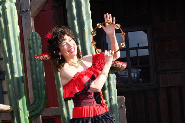 Isabel Varell als neuer Gaststar der diesjaehrigen Karl May Festspiele. Bei der heutigen Vorstellung am 27.02.2026 in der Kulisse in der Kalkberg-Arena in Bad Segeberg zeigte sich der TV Star in ihrem original feurigen Flamenco Rollen-Kleid. Ab dem 27.Juni 2026 steht die Schauspielerin in dem Stueck Im Tal des Todes als Senorita Miranda auf der Freilichtbuehne in Bad Segeberg Heinrich Schafmeister, Isabel Varell & Florian Fitz - Vorstellung der Gaststars bei den Karl May Festspielen 2026 in Bad Segeberg