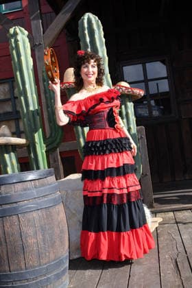 Isabel Varell als neuer Gaststar der diesjaehrigen Karl May Festspiele. Bei der heutigen Vorstellung am 27.02.2026 in der Kulisse in der Kalkberg-Arena in Bad Segeberg zeigte sich der TV Star in ihrem original feurigen Flamenco Rollen-Kleid. Ab dem 27.Juni 2026 steht die Schauspielerin in dem Stueck Im Tal des Todes als Senorita Miranda auf der Freilichtbuehne in Bad Segeberg Heinrich Schafmeister, Isabel Varell & Florian Fitz - Vorstellung der Gaststars bei den Karl May Festspielen 2026 in Bad Segeberg