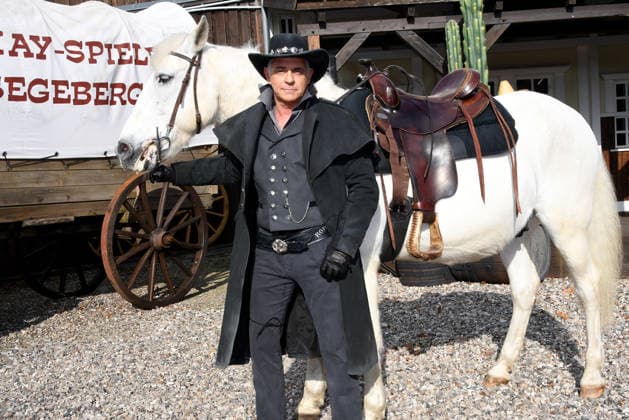Florian Fitz ist der neue Gaststar der diesjaehrigen Karl May Festspiele. Bei der heutigen Vorstellung am 27.02.2026 in der Kulisse in der Kalkberg-Arena in Bad Segeberg zeigte sich der beliebte TV Star in seinem originalen Rollen-Outfit. Ab dem 27.Juni 2026 steht der Schauspieler in dem Stueck Im Tal des Todes als skrupelloserGeschaeftsmann Roulin auf der Freilichtbuehne in Bad Segeberg Heinrich Schafmeister, Isabel Varell & Florian Fitz - Vorstellung der Gaststars bei den Karl May Festspielen 2026 in Bad Segeberg