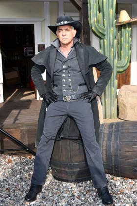 Florian Fitz ist der neue Gaststar der diesjaehrigen Karl May Festspiele. Bei der heutigen Vorstellung am 27.02.2026 in der Kulisse in der Kalkberg-Arena in Bad Segeberg zeigte sich der beliebte TV Star in seinem originalen Rollen-Outfit. Ab dem 27.Juni 2026 steht der Schauspieler in dem Stueck Im Tal des Todes als skrupelloser Geschaeftsmann Roulin auf der Freilichtbuehne in Bad Segeberg Heinrich Schafmeister, Isabel Varell & Florian Fitz - Vorstellung der Gaststars bei den Karl May Festspielen 2026 in Bad Segeberg