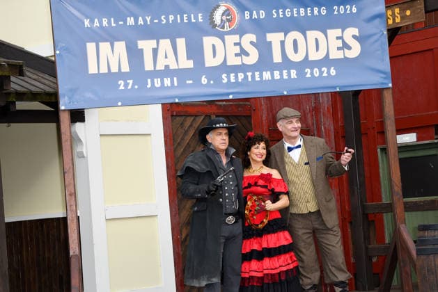 Florian Fitz, Isabel Varell und Heinrich Schafmeister sind die neuen Gaststars der diesjaehrigen Karl May Festspiele in Bad Segeberg. Bei der heutigen Vorstellung am 27.02.2026 in der Kulisse in der Kalkberg-Arena zeigten sich die TV Stars in ihren originalen Rollen-Outfits. Ab dem 27. Juni 2026 stehen sie dann gemeinsam in dem Stueck Im Tal des Todes auf der Freilichtbuehne in Bad Segeberg Heinrich Schafmeister, Isabel Varell & Florian Fitz - Vorstellung der Gaststars bei den Karl May Festspielen 2026 in Bad Segeberg