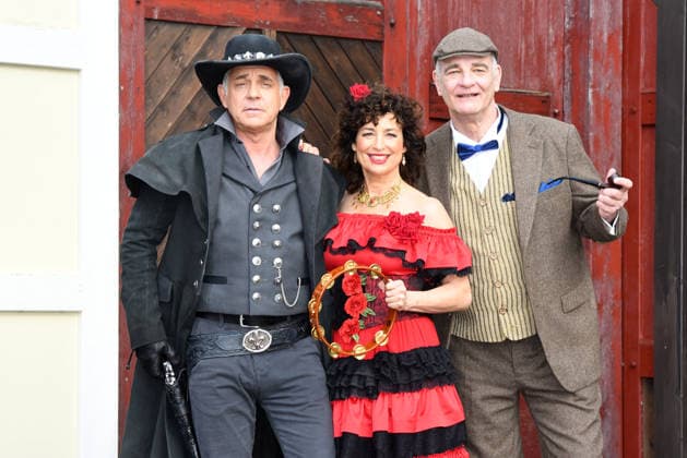 Florian Fitz, Isabel Varell und Heinrich Schafmeister sind die neuen Gaststars der diesjaehrigen Karl May Festspiele in Bad Segeberg. Bei der heutigen Vorstellung am 27.02.2026 in der Kulisse in der Kalkberg-Arena zeigten sich die TV Stars in ihren originalen Rollen-Outfits. Ab dem 27. Juni 2026 stehen sie dann gemeinsam in dem Stueck Im Tal des Todes auf der Freilichtbuehne in Bad Segeberg Heinrich Schafmeister, Isabel Varell & Florian Fitz - Vorstellung der Gaststars bei den Karl May Festspielen 2026 in Bad Segeberg