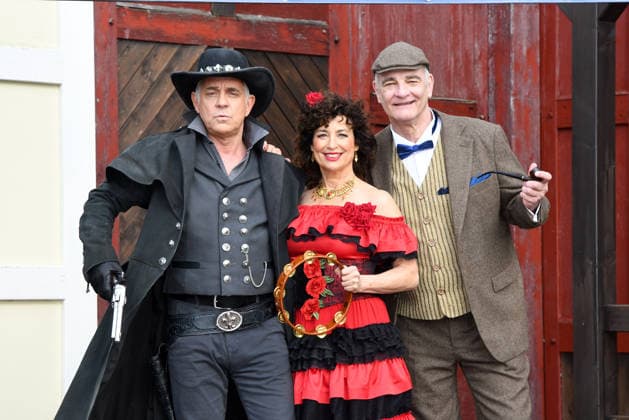 Florian Fitz, Isabel Varell und Heinrich Schafmeister sind die neuen Gaststars der diesjaehrigen Karl May Festspiele in Bad Segeberg. Bei der heutigen Vorstellung am 27.02.2026 in der Kulisse in der Kalkberg-Arena zeigten sich die TV Stars in ihren originalen Rollen-Outfits. Ab dem 27. Juni 2026 stehen sie dann gemeinsam in dem Stueck Im Tal des Todes auf der Freilichtbuehne in Bad Segeberg Heinrich Schafmeister, Isabel Varell & Florian Fitz - Vorstellung der Gaststars bei den Karl May Festspielen 2026 in Bad Segeberg