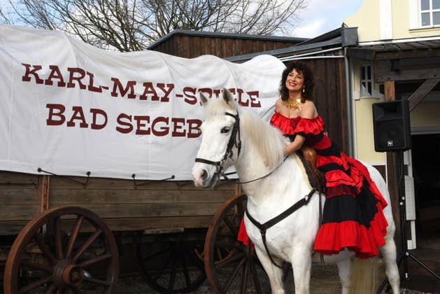 Isabel Varell als neuer Gaststar der diesjaehrigen Karl May Festspiele. Bei der heutigen Vorstellung am 27.02.2026 in der Kulisse in der Kalkberg-Arena in Bad Segeberg zeigte sich der TV Star in ihrem original feurigen Flamenco Rollen-Kleid. Ab dem 27.Juni 2026 steht die Schauspielerin in dem Stueck Im Tal des Todes als Senorita Miranda auf der Freilichtbuehne in Bad Segeberg Heinrich Schafmeister, Isabel Varell & Florian Fitz - Vorstellung der Gaststars bei den Karl May Festspielen 2026 in Bad Segeberg