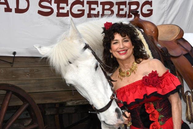 Isabel Varell als neuer Gaststar der diesjaehrigen Karl May Festspiele. Bei der heutigen Vorstellung am 27.02.2026 in der Kulisse in der Kalkberg-Arena in Bad Segeberg zeigte sich der TV Star in ihrem original feurigen Flamenco Rollen-Kleid. Ab dem 27.Juni 2026 steht die Schauspielerin in dem Stueck Im Tal des Todes als Senorita Miranda auf der Freilichtbuehne in Bad Segeberg Heinrich Schafmeister, Isabel Varell & Florian Fitz - Vorstellung der Gaststars bei den Karl May Festspielen 2026 in Bad Segeberg