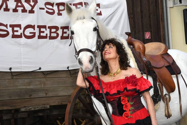 Isabel Varell als neuer Gaststar der diesjaehrigen Karl May Festspiele. Bei der heutigen Vorstellung am 27.02.2026 in der Kulisse in der Kalkberg-Arena in Bad Segeberg zeigte sich der TV Star in ihrem original feurigen Flamenco Rollen-Kleid. Ab dem 27.Juni 2026 steht die Schauspielerin in dem Stueck Im Tal des Todes als Senorita Miranda auf der Freilichtbuehne in Bad Segeberg Heinrich Schafmeister, Isabel Varell & Florian Fitz - Vorstellung der Gaststars bei den Karl May Festspielen 2026 in Bad Segeberg