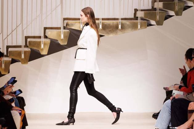 Foto IPP - Cinzia Camela Gruppo Editoriale LiveMedia Milan 27 02 2026 Nella foto: A model walks the runway at the Tod s fashion show during the Milan Fashion Week - Womenswear Fall Winter 2026 2027 on February 27, 2026 in Milan, Italy. Photo: Cinzia Camela. Italy Photo Press - World Copyright Tod s - Runway - Milan Fashion W