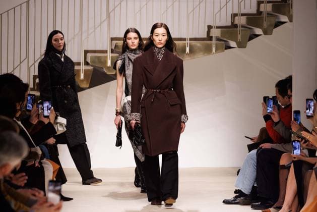 Foto IPP - Cinzia Camela Gruppo Editoriale LiveMedia Milan 27 02 2026 Nella foto: A model walks the runway at the Tod s fashion show during the Milan Fashion Week - Womenswear Fall Winter 2026 2027 on February 27, 2026 in Milan, Italy. Photo: Cinzia Camela. Italy Photo Press - World Copyright Tod s - Runway - Milan Fashion W