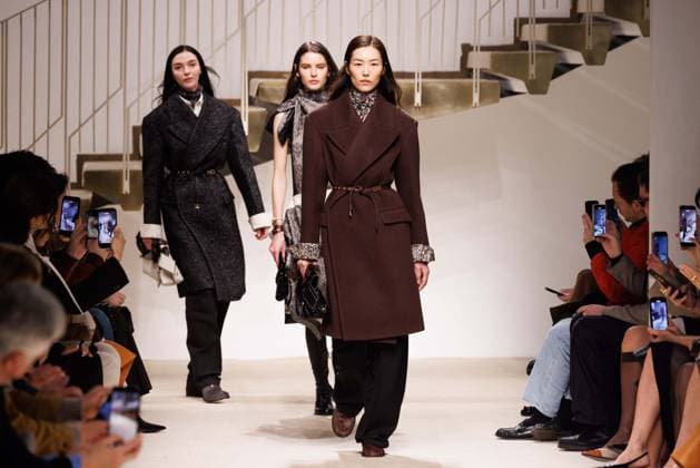 Foto IPP - Cinzia Camela Gruppo Editoriale LiveMedia Milan 27 02 2026 Nella foto: A model walks the runway at the Tod s fashion show during the Milan Fashion Week - Womenswear Fall Winter 2026 2027 on February 27, 2026 in Milan, Italy. Photo: Cinzia Camela. Italy Photo Press - World Copyright Tod s - Runway - Milan Fashion W