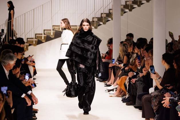 Foto IPP - Cinzia Camela Gruppo Editoriale LiveMedia Milan 27 02 2026 Nella foto: A model walks the runway at the Tod s fashion show during the Milan Fashion Week - Womenswear Fall Winter 2026 2027 on February 27, 2026 in Milan, Italy. Photo: Cinzia Camela. Italy Photo Press - World Copyright Tod s - Runway - Milan Fashion W
