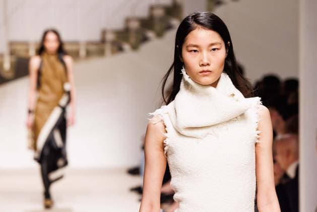 Foto IPP - Cinzia Camela Gruppo Editoriale LiveMedia Milan 27 02 2026 Nella foto: A model walks the runway at the Tod s fashion show during the Milan Fashion Week - Womenswear Fall Winter 2026 2027 on February 27, 2026 in Milan, Italy. Photo: Cinzia Camela. Italy Photo Press - World Copyright Tod s - Runway - Milan Fashion W