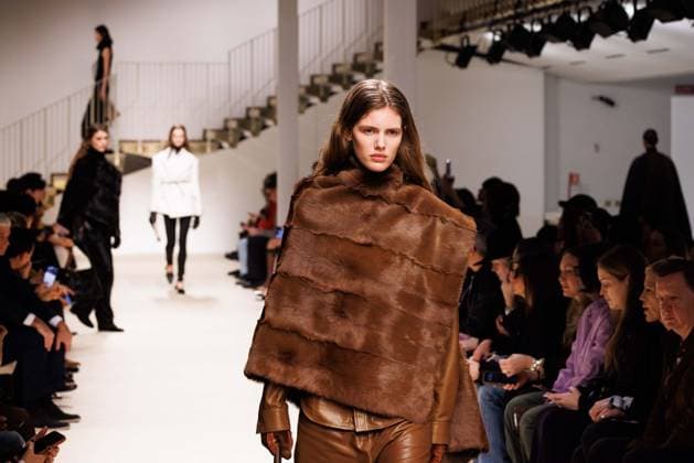 Foto IPP - Cinzia Camela Gruppo Editoriale LiveMedia Milan 27 02 2026 Nella foto: A model walks the runway at the Tod s fashion show during the Milan Fashion Week - Womenswear Fall Winter 2026 2027 on February 27, 2026 in Milan, Italy. Photo: Cinzia Camela. Italy Photo Press - World Copyright Tod s - Runway - Milan Fashion W