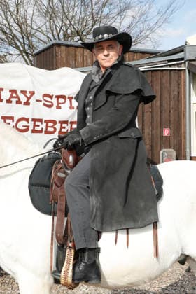 Florian Fitz ist in der Rolle des Bergwerksbesitzers Roulier zu sehen. Drei Prominente Im Tal des Todes. Florian Fitz, Isabel Varell und Heinrich Schafmeister sind die Gaststars in der Spielzeit 2026 der Karl-May-Spiele in Bad Segeberg, Fototermin am 27.2.2026 im Indian Village, Freilichttheater Bad Segeberg, Schleswig-Holstein