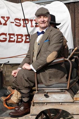 Heinrich Schafmeister tritt als Sir John Raffley auf. Drei Prominente Im Tal des Todes. Florian Fitz, Isabel Varell und Heinrich Schafmeister sind die Gaststars in der Spielzeit 2026 der Karl-May-Spiele in Bad Segeberg, Fototermin am 27.2.2026 im Indian Village, Freilichttheater Bad Segeberg, Schleswig-Holstein