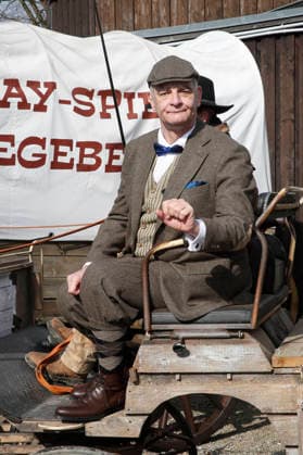 Heinrich Schafmeister tritt als Sir John Raffley auf. Drei Prominente Im Tal des Todes. Florian Fitz, Isabel Varell und Heinrich Schafmeister sind die Gaststars in der Spielzeit 2026 der Karl-May-Spiele in Bad Segeberg, Fototermin am 27.2.2026 im Indian Village, Freilichttheater Bad Segeberg, Schleswig-Holstein