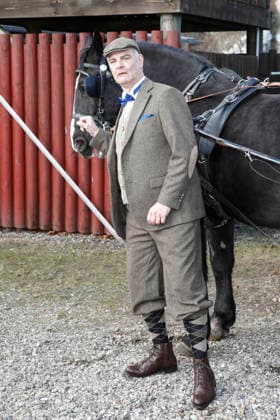 Heinrich Schafmeister tritt als Sir John Raffley auf. Drei Prominente Im Tal des Todes. Florian Fitz, Isabel Varell und Heinrich Schafmeister sind die Gaststars in der Spielzeit 2026 der Karl-May-Spiele in Bad Segeberg, Fototermin am 27.2.2026 im Indian Village, Freilichttheater Bad Segeberg, Schleswig-Holstein