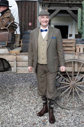 Heinrich Schafmeister tritt als Sir John Raffley auf. Drei Prominente Im Tal des Todes. Florian Fitz, Isabel Varell und Heinrich Schafmeister sind die Gaststars in der Spielzeit 2026 der Karl-May-Spiele in Bad Segeberg, Fototermin am 27.2.2026 im Indian Village, Freilichttheater Bad Segeberg, Schleswig-Holstein