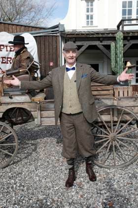 Heinrich Schafmeister tritt als Sir John Raffley auf. Drei Prominente Im Tal des Todes. Florian Fitz, Isabel Varell und Heinrich Schafmeister sind die Gaststars in der Spielzeit 2026 der Karl-May-Spiele in Bad Segeberg, Fototermin am 27.2.2026 im Indian Village, Freilichttheater Bad Segeberg, Schleswig-Holstein