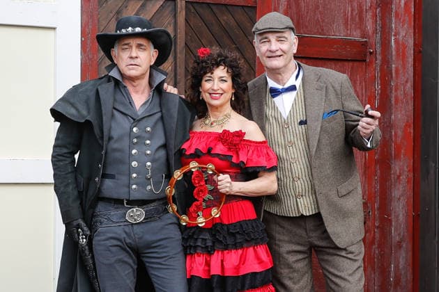 Drei Prominente Im Tal des Todes. Florian Fitz, Isabel Varell und Heinrich Schafmeister sind die Gaststars in der Spielzeit 2026 der Karl-May-Spiele in Bad Segeberg, Fototermin am 27.2.2026 im Indian Village, Freilichttheater Bad Segeberg, Schleswig-Holstein