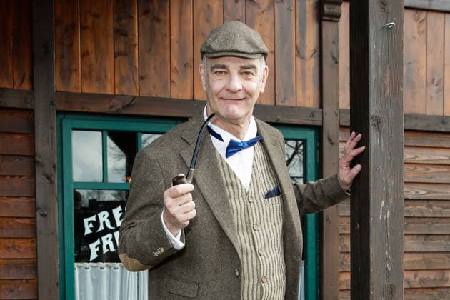 Heinrich Schafmeister tritt als Sir John Raffley auf. Drei Prominente Im Tal des Todes. Florian Fitz, Isabel Varell und Heinrich Schafmeister sind die Gaststars in der Spielzeit 2026 der Karl-May-Spiele in Bad Segeberg, Fototermin am 27.2.2026 im Indian Village, Freilichttheater Bad Segeberg, Schleswig-Holstein