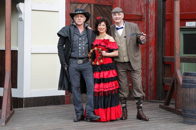 Drei Prominente Im Tal des Todes. Florian Fitz, Isabel Varell und Heinrich Schafmeister sind die Gaststars in der Spielzeit 2026 der Karl-May-Spiele in Bad Segeberg, Fototermin am 27.2.2026 im Indian Village, Freilichttheater Bad Segeberg, Schleswig-Holstein