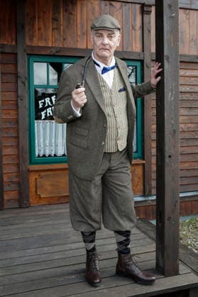 Heinrich Schafmeister tritt als Sir John Raffley auf. Drei Prominente Im Tal des Todes. Florian Fitz, Isabel Varell und Heinrich Schafmeister sind die Gaststars in der Spielzeit 2026 der Karl-May-Spiele in Bad Segeberg, Fototermin am 27.2.2026 im Indian Village, Freilichttheater Bad Segeberg, Schleswig-Holstein