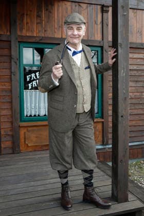 Heinrich Schafmeister tritt als Sir John Raffley auf. Drei Prominente Im Tal des Todes. Florian Fitz, Isabel Varell und Heinrich Schafmeister sind die Gaststars in der Spielzeit 2026 der Karl-May-Spiele in Bad Segeberg, Fototermin am 27.2.2026 im Indian Village, Freilichttheater Bad Segeberg, Schleswig-Holstein