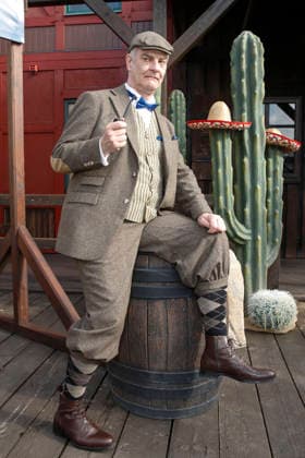 Heinrich Schafmeister tritt als Sir John Raffley auf. Drei Prominente Im Tal des Todes. Florian Fitz, Isabel Varell und Heinrich Schafmeister sind die Gaststars in der Spielzeit 2026 der Karl-May-Spiele in Bad Segeberg, Fototermin am 27.2.2026 im Indian Village, Freilichttheater Bad Segeberg, Schleswig-Holstein