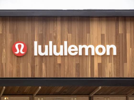 Banff, Alberta, Kanada. 10. Dezember 2024. Ein Lululemon Logo, das gut sichtbar auf der Vorderseite eines Ladens angebracht ist Banff, Alberta, Canada. Dec 10, 2024. A Lululemon logo prominently displayed on the front of a store Copyright: imageBROKER MarvinxSamuelxTolent ibliqx16147364.jpg