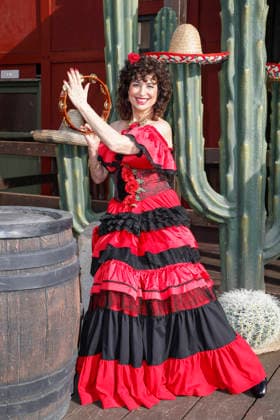 Isabel Varell spielt die temperamentvolle Senorita Miranda. Drei Prominente Im Tal des Todes. Florian Fitz, Isabel Varell und Heinrich Schafmeister sind die Gaststars in der Spielzeit 2026 der Karl-May-Spiele in Bad Segeberg, Fototermin am 27.2.2026 im Indian Village, Freilichttheater Bad Segeberg, Schleswig-Holstein