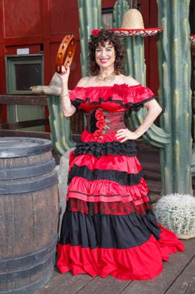 Isabel Varell spielt die temperamentvolle Senorita Miranda. Drei Prominente Im Tal des Todes. Florian Fitz, Isabel Varell und Heinrich Schafmeister sind die Gaststars in der Spielzeit 2026 der Karl-May-Spiele in Bad Segeberg, Fototermin am 27.2.2026 im Indian Village, Freilichttheater Bad Segeberg, Schleswig-Holstein