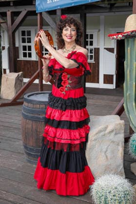 Isabel Varell spielt die temperamentvolle Senorita Miranda. Drei Prominente Im Tal des Todes. Florian Fitz, Isabel Varell und Heinrich Schafmeister sind die Gaststars in der Spielzeit 2026 der Karl-May-Spiele in Bad Segeberg, Fototermin am 27.2.2026 im Indian Village, Freilichttheater Bad Segeberg, Schleswig-Holstein
