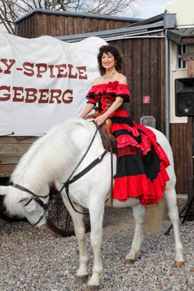 Isabel Varell spielt die temperamentvolle Senorita Miranda. Drei Prominente Im Tal des Todes. Florian Fitz, Isabel Varell und Heinrich Schafmeister sind die Gaststars in der Spielzeit 2026 der Karl-May-Spiele in Bad Segeberg, Fototermin am 27.2.2026 im Indian Village, Freilichttheater Bad Segeberg, Schleswig-Holstein