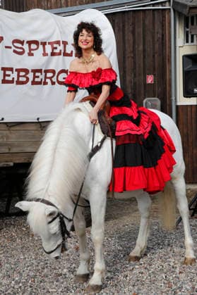Isabel Varell spielt die temperamentvolle Senorita Miranda. Drei Prominente Im Tal des Todes. Florian Fitz, Isabel Varell und Heinrich Schafmeister sind die Gaststars in der Spielzeit 2026 der Karl-May-Spiele in Bad Segeberg, Fototermin am 27.2.2026 im Indian Village, Freilichttheater Bad Segeberg, Schleswig-Holstein