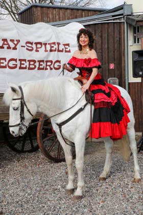 Isabel Varell spielt die temperamentvolle Senorita Miranda. Drei Prominente Im Tal des Todes. Florian Fitz, Isabel Varell und Heinrich Schafmeister sind die Gaststars in der Spielzeit 2026 der Karl-May-Spiele in Bad Segeberg, Fototermin am 27.2.2026 im Indian Village, Freilichttheater Bad Segeberg, Schleswig-Holstein