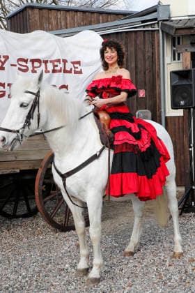Isabel Varell spielt die temperamentvolle Senorita Miranda. Drei Prominente Im Tal des Todes. Florian Fitz, Isabel Varell und Heinrich Schafmeister sind die Gaststars in der Spielzeit 2026 der Karl-May-Spiele in Bad Segeberg, Fototermin am 27.2.2026 im Indian Village, Freilichttheater Bad Segeberg, Schleswig-Holstein