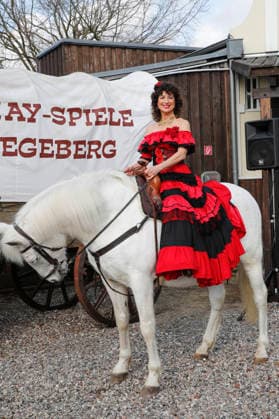 Isabel Varell spielt die temperamentvolle Senorita Miranda. Drei Prominente Im Tal des Todes. Florian Fitz, Isabel Varell und Heinrich Schafmeister sind die Gaststars in der Spielzeit 2026 der Karl-May-Spiele in Bad Segeberg, Fototermin am 27.2.2026 im Indian Village, Freilichttheater Bad Segeberg, Schleswig-Holstein