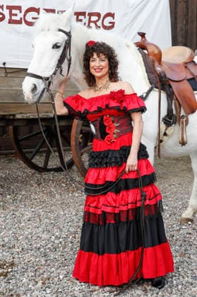 Isabel Varell spielt die temperamentvolle Senorita Miranda. Drei Prominente Im Tal des Todes. Florian Fitz, Isabel Varell und Heinrich Schafmeister sind die Gaststars in der Spielzeit 2026 der Karl-May-Spiele in Bad Segeberg, Fototermin am 27.2.2026 im Indian Village, Freilichttheater Bad Segeberg, Schleswig-Holstein
