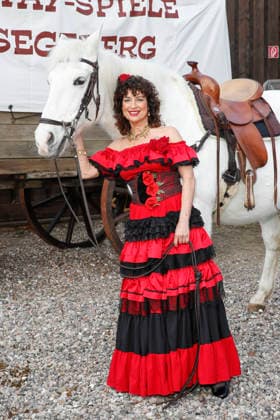 Isabel Varell spielt die temperamentvolle Senorita Miranda. Drei Prominente Im Tal des Todes. Florian Fitz, Isabel Varell und Heinrich Schafmeister sind die Gaststars in der Spielzeit 2026 der Karl-May-Spiele in Bad Segeberg, Fototermin am 27.2.2026 im Indian Village, Freilichttheater Bad Segeberg, Schleswig-Holstein
