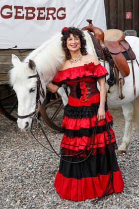 Isabel Varell spielt die temperamentvolle Senorita Miranda. Drei Prominente Im Tal des Todes. Florian Fitz, Isabel Varell und Heinrich Schafmeister sind die Gaststars in der Spielzeit 2026 der Karl-May-Spiele in Bad Segeberg, Fototermin am 27.2.2026 im Indian Village, Freilichttheater Bad Segeberg, Schleswig-Holstein