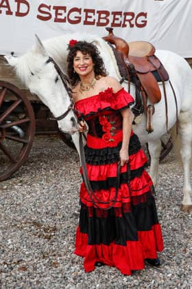 Isabel Varell spielt die temperamentvolle Senorita Miranda. Drei Prominente Im Tal des Todes. Florian Fitz, Isabel Varell und Heinrich Schafmeister sind die Gaststars in der Spielzeit 2026 der Karl-May-Spiele in Bad Segeberg, Fototermin am 27.2.2026 im Indian Village, Freilichttheater Bad Segeberg, Schleswig-Holstein