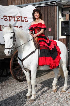 Isabel Varell spielt die temperamentvolle Senorita Miranda. Drei Prominente Im Tal des Todes. Florian Fitz, Isabel Varell und Heinrich Schafmeister sind die Gaststars in der Spielzeit 2026 der Karl-May-Spiele in Bad Segeberg, Fototermin am 27.2.2026 im Indian Village, Freilichttheater Bad Segeberg, Schleswig-Holstein