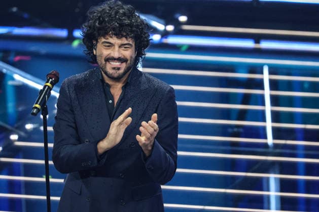 Live Music Show - 76Â° Festival di Sanremo 2026 - 3^ Serata RENGA FRANCESCO on stage during the third night of the Festival Sanremo during 76Â° Festival di Sanremo 2026 - 3^ Serata , Live Music Show in Sanremo, Italy, February 27 2026 Sanremo Sanremo Italy Copyright: xRenataxRoattinox xLiveMediax LPM_2317859