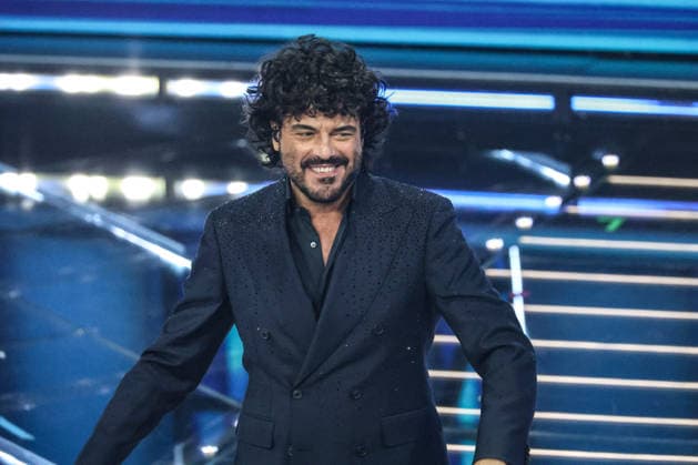 Live Music Show - 76Â° Festival di Sanremo 2026 - 3^ Serata RENGA FRANCESCO on stage during the third night of the Festival Sanremo during 76Â° Festival di Sanremo 2026 - 3^ Serata , Live Music Show in Sanremo, Italy, February 27 2026 Sanremo Sanremo Italy Copyright: xRenataxRoattinox xLiveMediax LPM_2317860