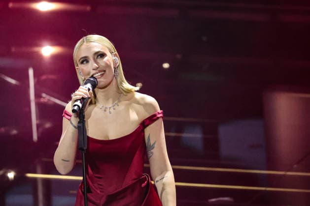 Live Music Show - 76Â° Festival di Sanremo 2026 - 3^ Serata MARA SATTEI on stage during the third night of the Festival Sanremo during 76Â° Festival di Sanremo 2026 - 3^ Serata , Live Music Show in Sanremo, Italy, February 27 2026 Sanremo Sanremo Italy Copyright: xRenataxRoattinox xLiveMediax LPM_2317809