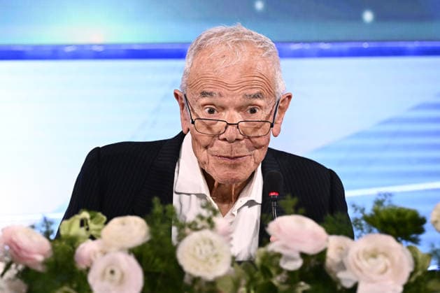 February 27, 2026, Sanremo, Rome, Italy: February 27, 2026, Sanremo. 76th Italian Song Festival. Press conference. Pictured: FIMI PMI Lifetime Achievement Award to Mario Luzzatto Fegiz. Sanremo Italy  - ZUMAa289 20260227_zia_a289_147 Copyright: xMariaxLauraxAntonellix